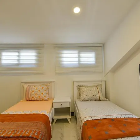 Luxury With Private Pool In Oeluedeniz, Villa