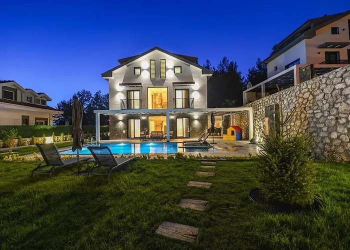 Luxury With Private Pool In Oeluedeniz,